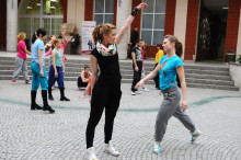 Studenci podczas performance w Patio w AHE w Łodzi 