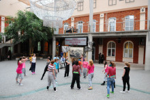Studenci kierunku Taniec podczas występu w Patio w AHE w Łodzi 