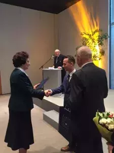 Dr Wiesław Firek odbiera nagrodę 
