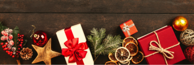 George Dolgikh: https://www.pexels.com/pl-pl/zdjecie/prezenty-swiateczne-na-brazowy-parkiet-1303086/