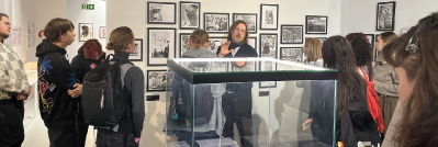 Spotkanie z Mistrzem: studenci grafiki na wystawie Przemysława Truścińskiego