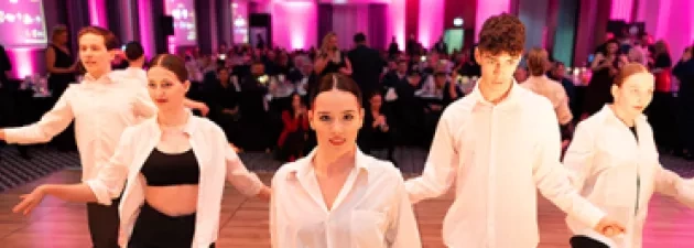 Występ studentów tańca na charytatywnej kolacji „DOBRO dzieję się"