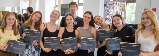 Podziękowania Hutchinson Instytut dla studentów tańca i dziennikarstwa