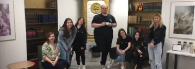 Studenci zarządzania w sali kominkowej Biblioteki TUVIM