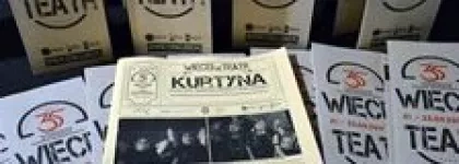  Studenci wraz z opiekunem dr Anną Fadecką przygotowują trzy numery gazety "Kurtyna"