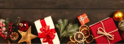 George Dolgikh: https://www.pexels.com/pl-pl/zdjecie/prezenty-swiateczne-na-brazowy-parkiet-1303086/