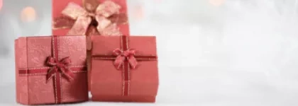 Acharaporn Kamornboonyarush: https://www.pexels.com/pl-pl/zdjecie/zdjecie-red-boxes-1028723/