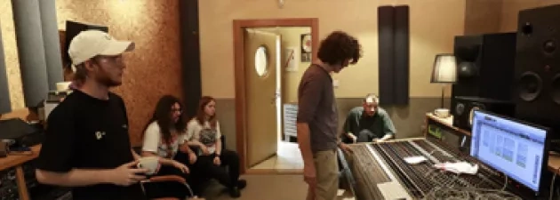 Studenci produkcji i realizacji muzyki w Tonn Studio