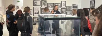 Spotkanie z Mistrzem: studenci grafiki na wystawie Przemysława Truścińskiego