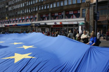 Flaga UE studentów politologii WSHE w Łodzi