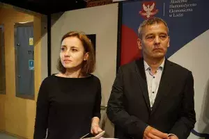dr Anna Fadecka oraz Jacek Grudzień prodziekan kierunku dziennikarstwo i komunikacja społeczna