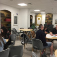 Studenci zarządzania w sali kominkowej Biblioteki TUVIM