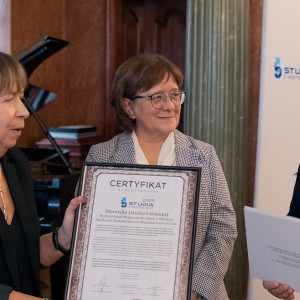 8 prestiżowych certyfikatów dla Akademii