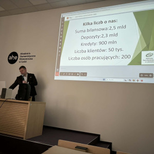 Przedstawiciel naszego partnera technologicznego, Banku RBS w Lututowie, prezes Tomasz Klimecki, spotkał się ze studentami zarządzania na specjalnym wykładzie poświęconym audytowi wewnętrznemu w instytucji finansowej. Podczas wykładu, który odbył się 15 marca br., prezes Klimecki zaprezentował praktyczne aspekty funkcjonowania audytu wewnętrznego oraz jego rolę w zapewnianiu bezpieczeństwa operacyjnego i zgodności z regulacjami prawnymi. Prelegent omówił również wyzwania, przed którymi stoją współczesne ins