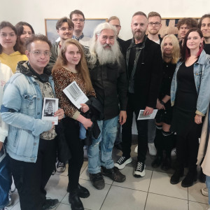 Studenci grafiki z dziekanem kierunku i autorem wystawy