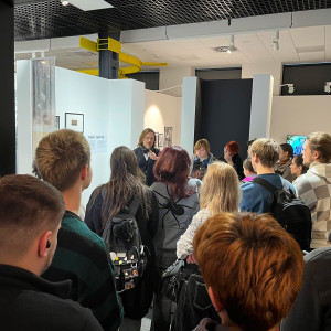 Spotkanie z Mistrzem: studenci grafiki na wystawie Przemysława Truścińskiego