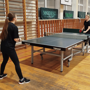 Debiutantki z AHE zdobywają cenne doświadczenie na AMWŁ w Tenisie Stołowym