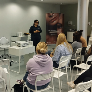 spotkanie studentek kosmetologii z partnerami technologicznymi