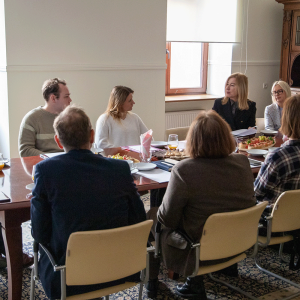 Przedstawiciele kierunku turystyka i rekreacja na śniadaniu u Rektor AHE w Łodzi