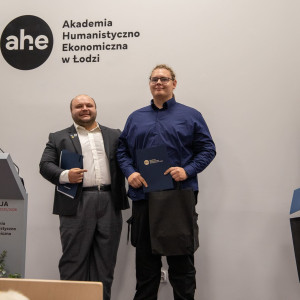 Trener Krzysztof Cybartowicz z nagrodzonymi sportowcami