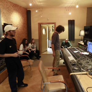 Studenci produkcji i realizacji muzyki w Tonn Studio