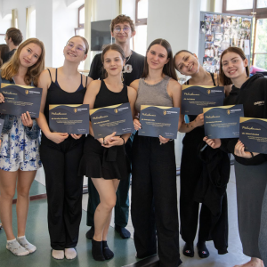 Podziękowania Hutchinson Instytut dla studentów tańca i dziennikarstwa