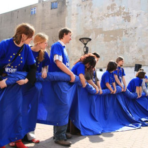 Flaga UE studentów politologii WSHE w Łodzi