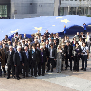 Flaga UE studentów politologii WSHE w Łodzi