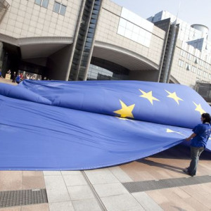 Flaga UE studentów politologii WSHE w Łodzi