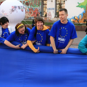 Flaga UE studentów politologii WSHE w Łodzi