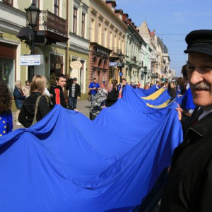 Flaga UE studentów politologii WSHE w Łodzi