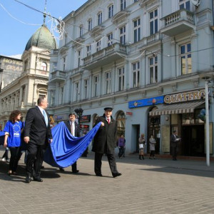 Flaga UE studentów politologii WSHE w Łodzi