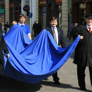 Flaga UE studentów politologii WSHE w Łodzi