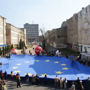 Flaga UE studentów politologii WSHE w Łodzi