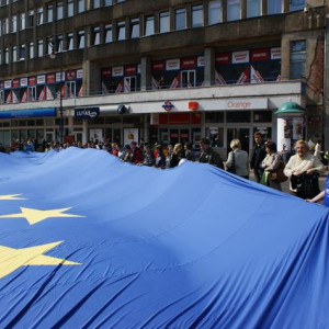 Flaga UE studentów politologii WSHE w Łodzi