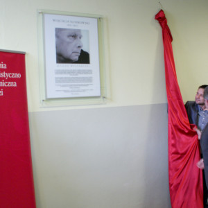 tablica poświęcona red. Wojciechowi Słodkowskiemu