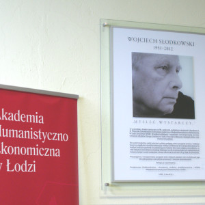 tablica poświęcona red. Wojciechowi Słodkowskiemu