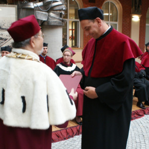 Podziękowania dla dr. Radosława Kamińskiego za szczególnie staranne przygotowanie dokumentacji kierunku Politologia do wizytacji zespołów oceniających Komisji Akredytacyjnej