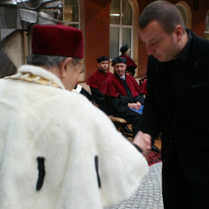 Podziękowania dla dr. n. med. Jacka Kabzińskiego za szczególnie staranne przygotowanie dokumentacji kierunku Pielęgniarstwo do wizytacji zespołów oceniających Komisji Akredytacyjnej