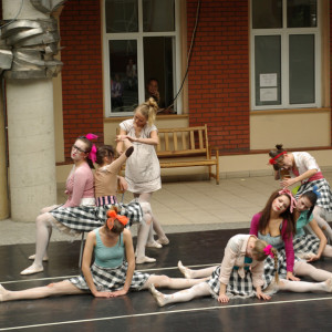 Studenci AHE w Łodzi podczas występu 