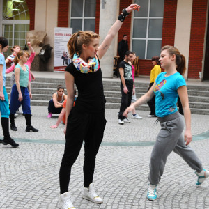Studenci podczas performance w Patio w AHE w Łodzi 