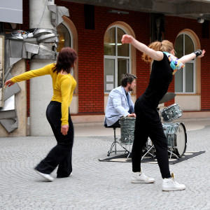 Studenci podczas występu w AHE w Łodzi