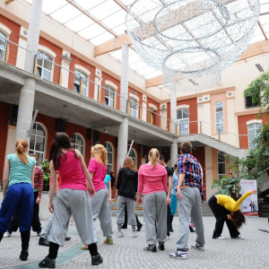 Studenci AHE podczas performance 