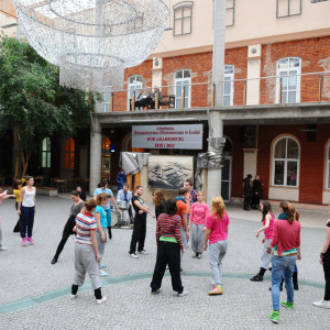 Studenci kierunku Taniec podczas występu w Patio w AHE w Łodzi 