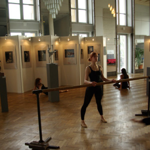 Tancerze podczas performance w Teatrze Wielkim. 