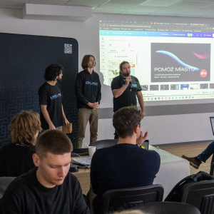 Studenci Koła Naukowego AIrON AHE na Hackathonie FCP