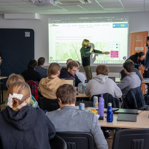 Studenci Koła Naukowego AIrON AHE na Hackathonie FCP