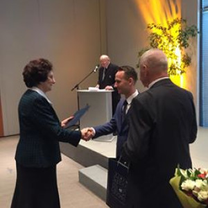 Dr Wiesław Firek odbiera nagrodę 