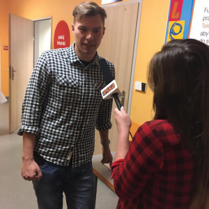Dominik Walaszczyk udziela wywiadu dziennikarce Radia Eska