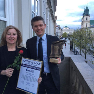 Prorektor ds. Nauki i Rozwoju dr Leszek Kuras oraz dr Elżbieta Dul-Ledwosińska prodziekan kierunku grafika